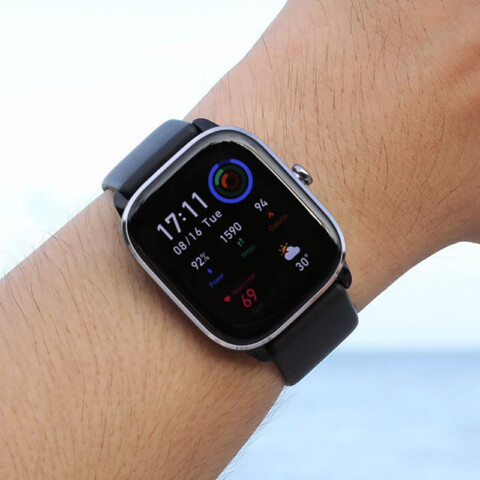 Amazfit GTS 4 Mini di tangan