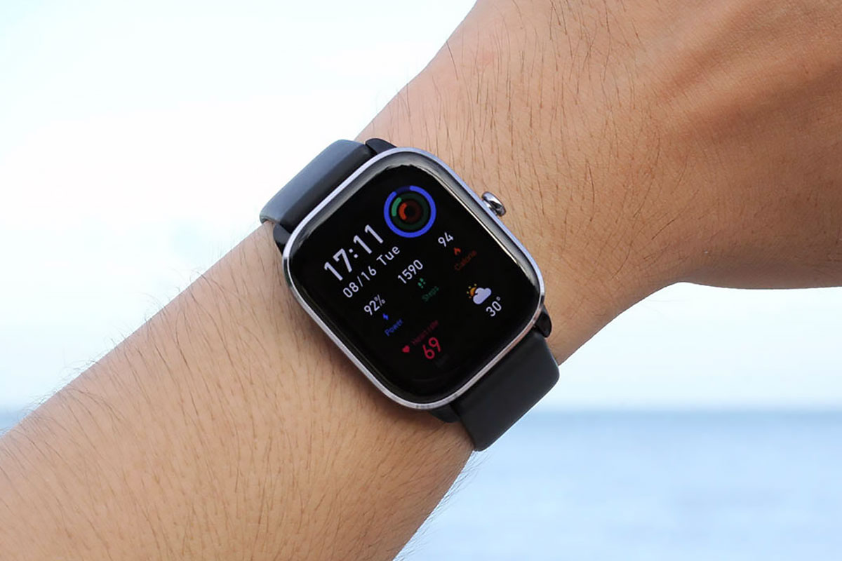 Amazfit GTS 4 Mini di tangan