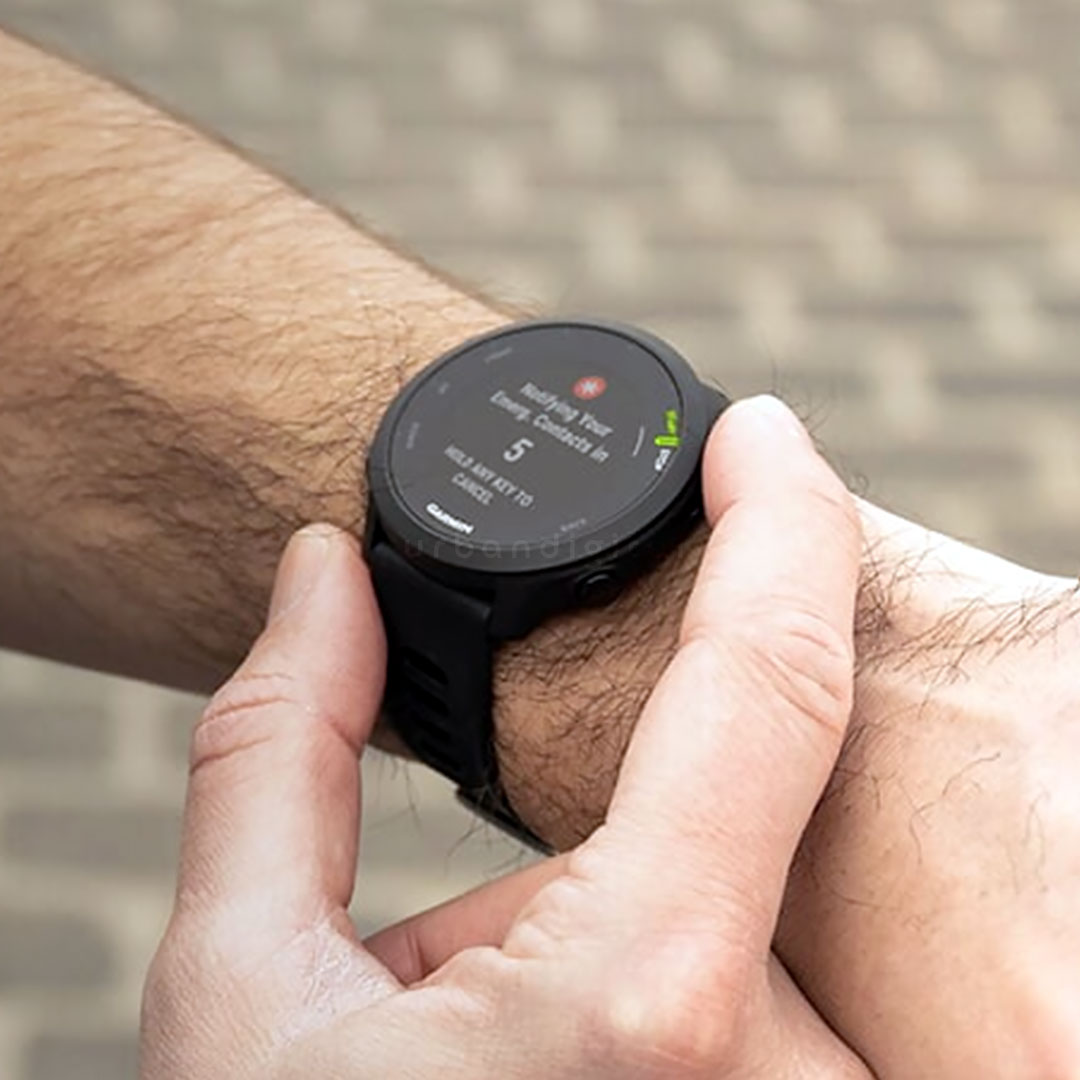 Garmin Forerunner 55 dipakai di tangan
