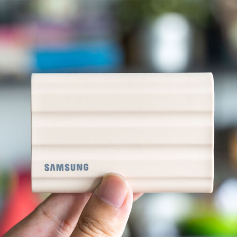 SSD Samsung T7 Shield di tangan