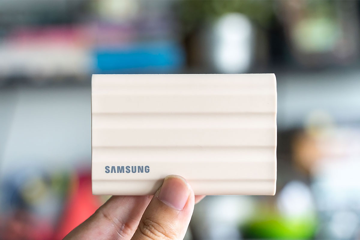 SSD Samsung T7 Shield di tangan