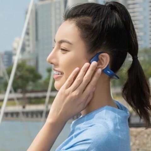 cewek pakai bone conduction headphone