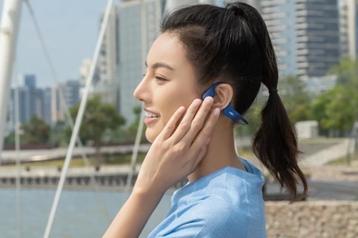 cewek pakai bone conduction headphone