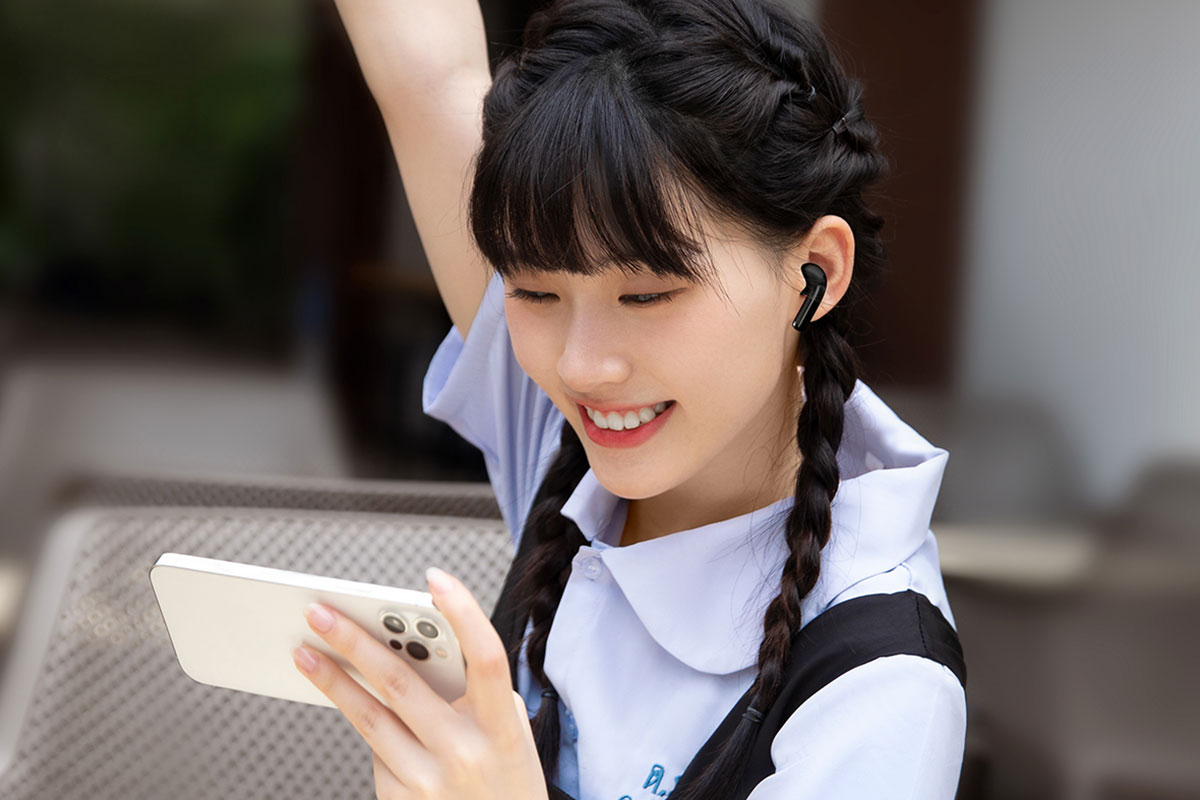 perempuan pakai tws baseus bowie e3