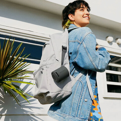speaker Sony SRS-XB100 dicantolkan di ransel