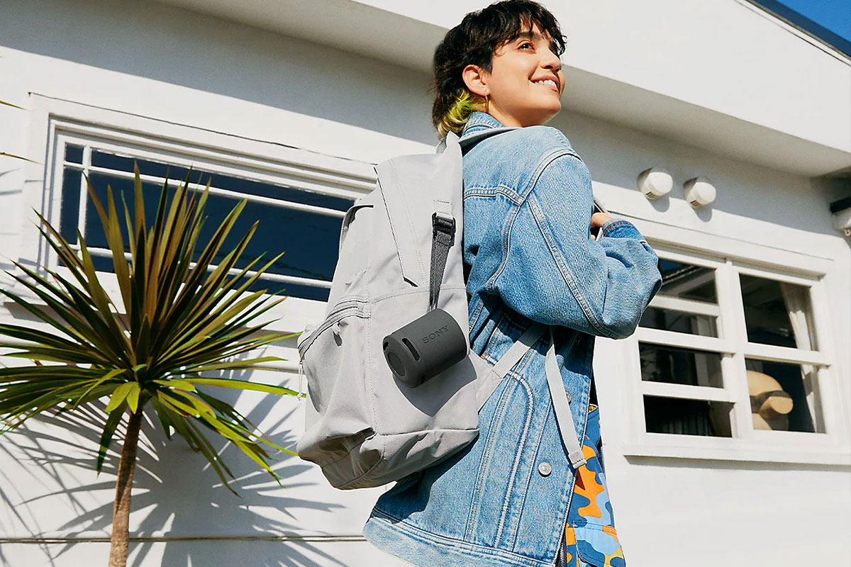 speaker Sony SRS-XB100 dicantolkan di ransel