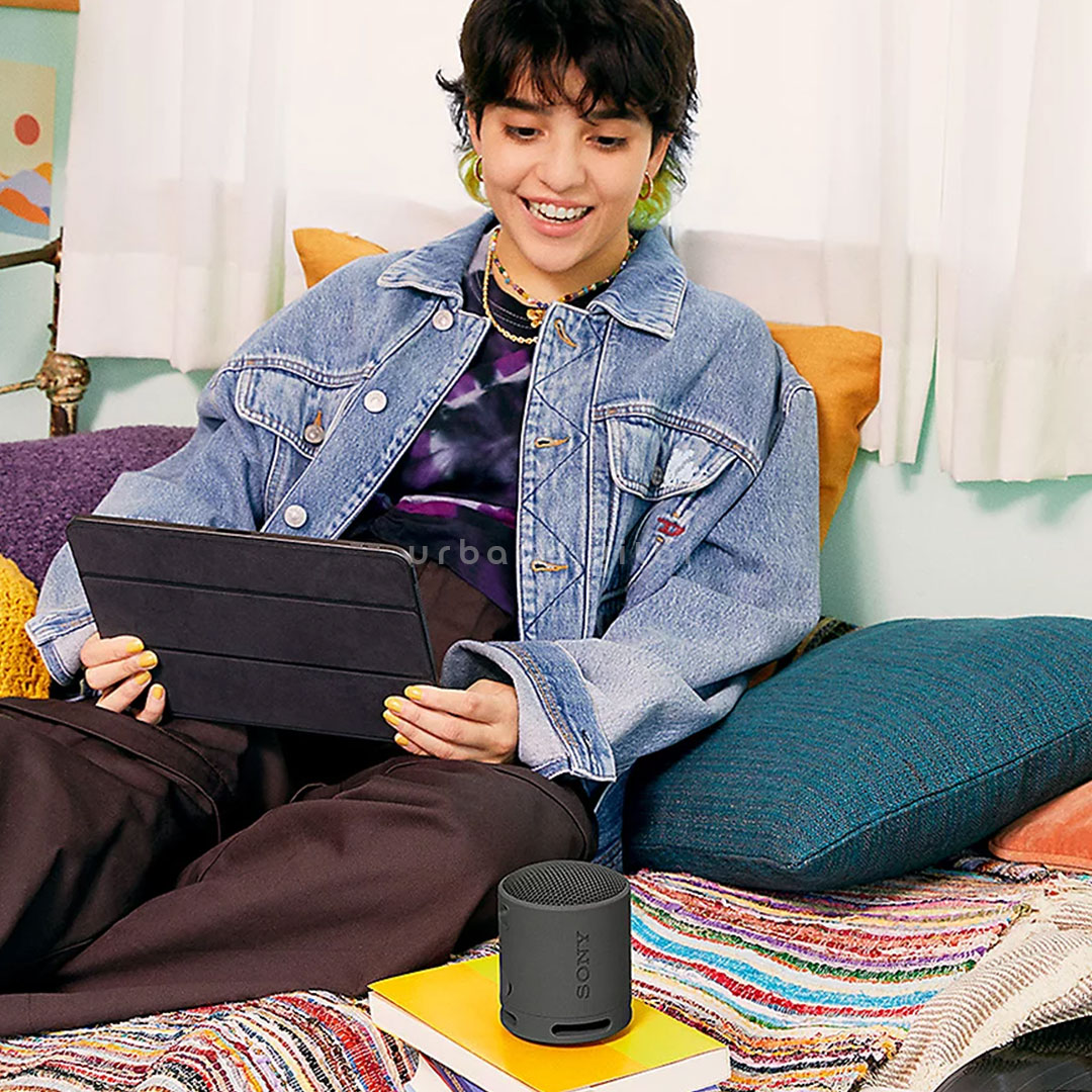 speaker Sony SRS-XB100 di kamar