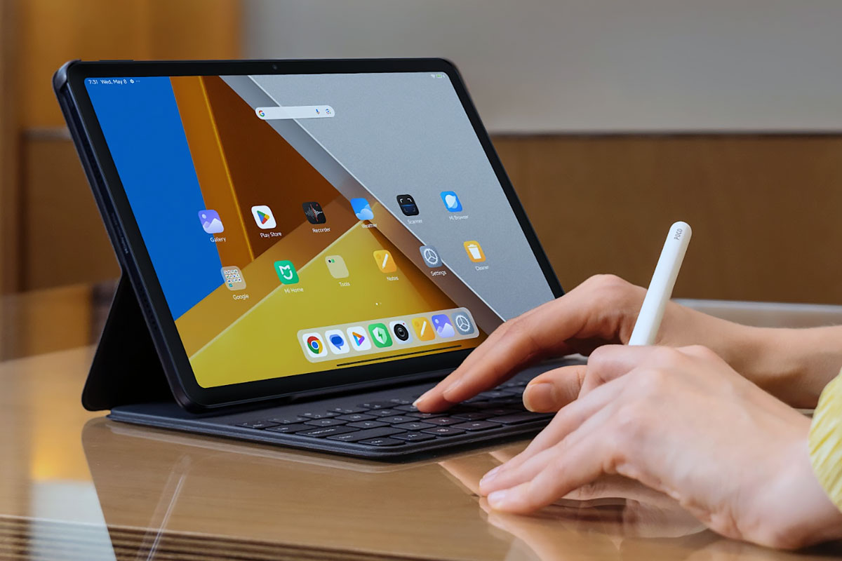 poco pad dengan aksesori keyboard dan pensil