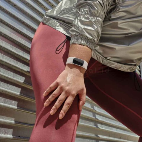 salah satu smart band terbaik, fitbit charge 6